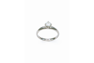 Solitaire ring with diamond