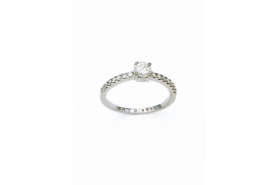 Solitaire ring with diamond